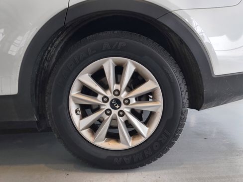 Used 2020 Kia Sorento LX image 30