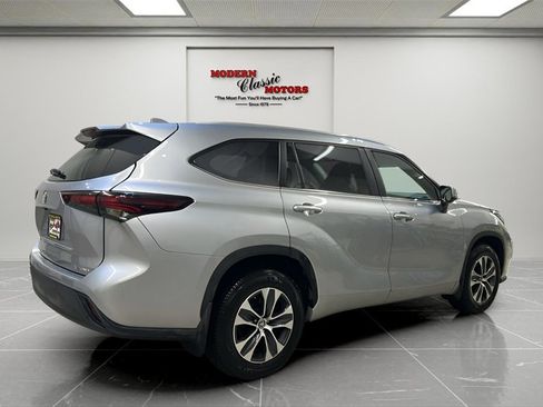 Used 2024 Toyota Highlander XLE image 7