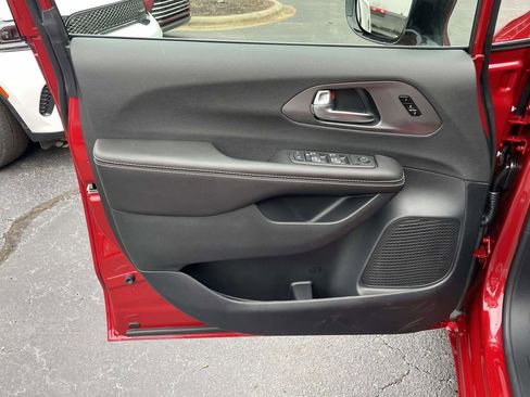 New 2026 Chrysler Pacifica Select FWD image 28