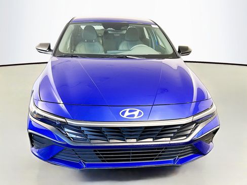 Used 2024 Hyundai Elantra SE image 2