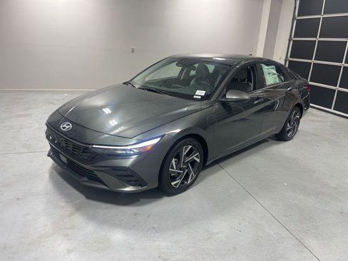 New 2025 Hyundai Elantra Limited FWD image 3