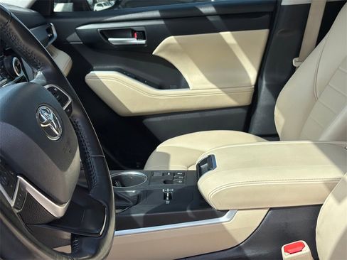 Used 2023 Toyota Highlander XLE image 9