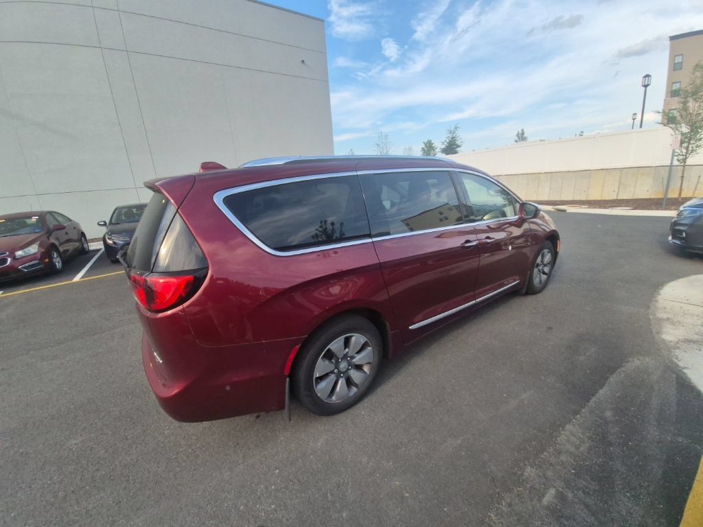 Used 2018 Chrysler Pacifica Limited w/ Advanced Safetytec Group FWD image 3