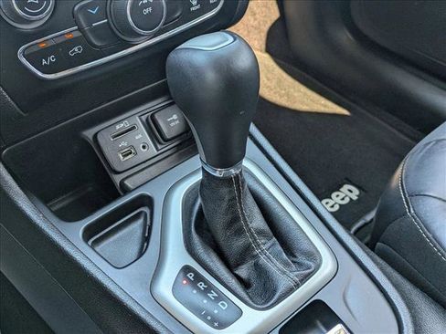 Used 2018 Jeep Cherokee Latitude Plus image 12