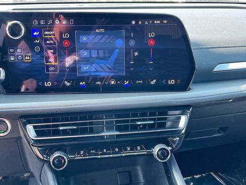 Used 2025 Chevrolet Traverse LT FWD image 25