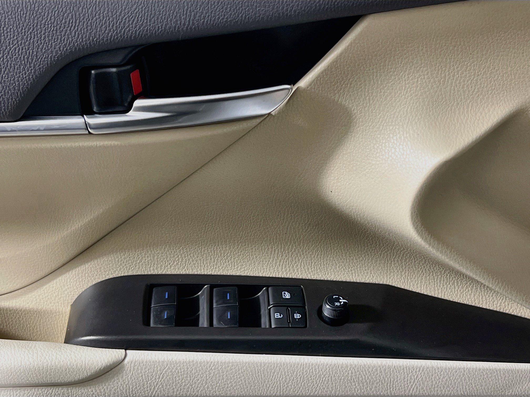 Used 2024 Toyota Camry LE w/ Convenience Package FWD image 16