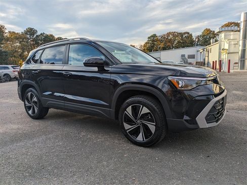 New 2026 Volkswagen Taos SE image 2