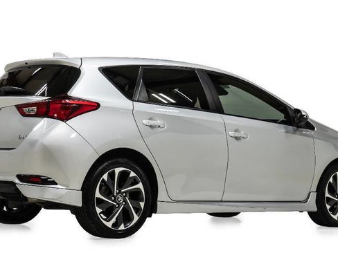 Used 2017 Toyota Corolla iM image 3