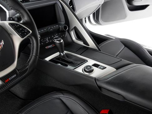 Used 2015 Chevrolet Corvette Z06 w/ 3LZ Preferred Equipment Group image 24