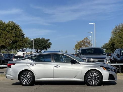 Used 2024 Nissan Altima 2.5 SV FWD image 3