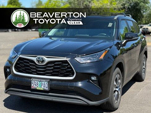 Used 2023 Toyota Highlander XLE FWD image 1