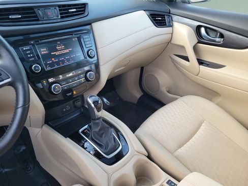 Used 2018 Nissan Rogue SV w/ Sun & Sound Touring Package image 33