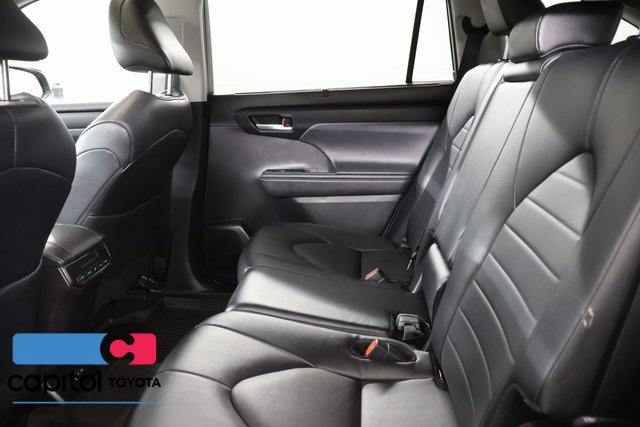 Used 2024 Toyota Highlander XLE AWD/4WD image 32