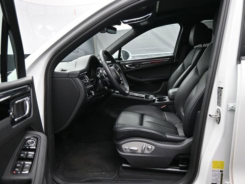 Used 2025 Porsche Macan AWD/4WD image 4