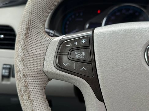 Used 2012 Toyota Sienna XLE image 23