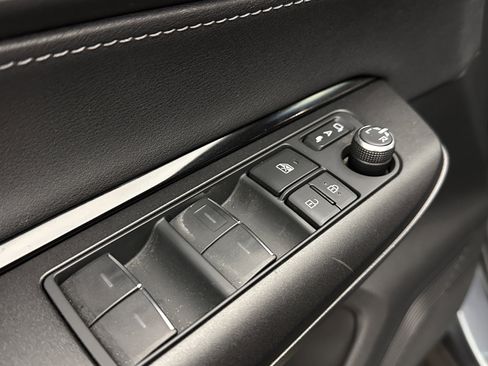 Used 2021 Toyota Venza LE AWD/4WD image 11