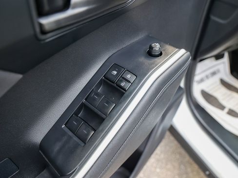Used 2024 Toyota Highlander LE FWD image 40