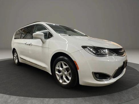 Used 2017 Chrysler Pacifica Touring-L w/ Tire & Wheel Group FWD image 2