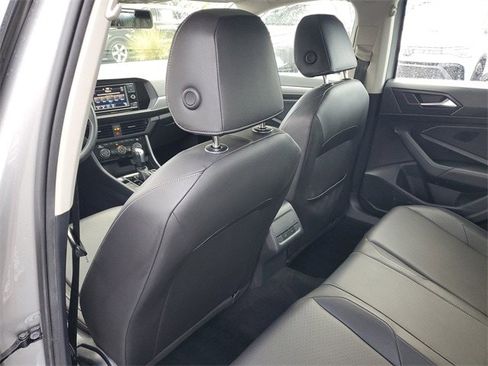 Used 2020 Volkswagen Jetta SE w/ SE Cold Weather Package image 9