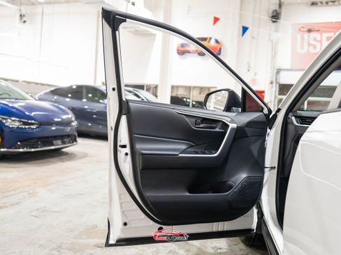 Used 2020 Toyota RAV4 LE image 37