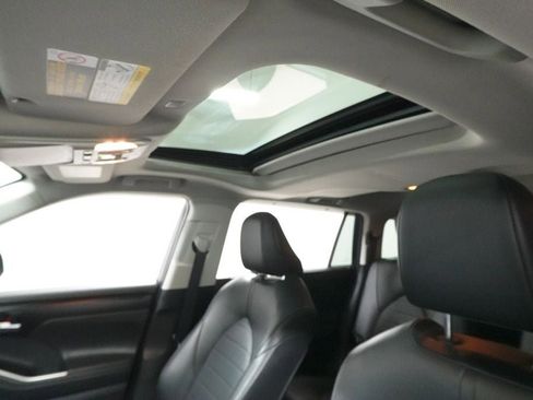 Used 2020 Toyota Highlander XLE AWD/4WD image 25