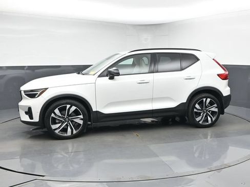 Used 2023 Volvo XC40 B5 Plus w/ Driver Assist Package AWD/4WD image 4