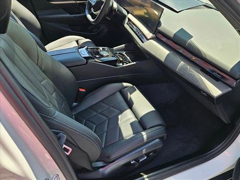 Used 2025 BMW i5 eDrive40i w/ Premium Package RWD image 21