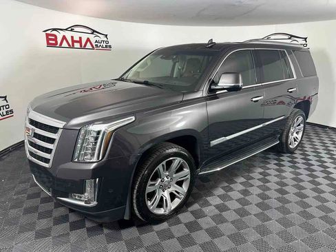 Used 2017 Cadillac Escalade Luxury AWD/4WD image 4