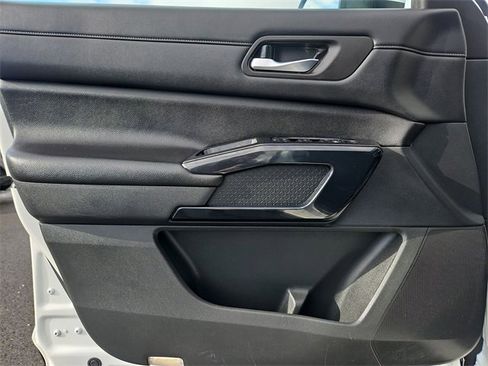 Used 2022 Nissan Pathfinder SV image 21