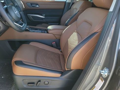 Used 2025 Nissan Pathfinder Platinum w/ Cargo Package AWD/4WD image 6