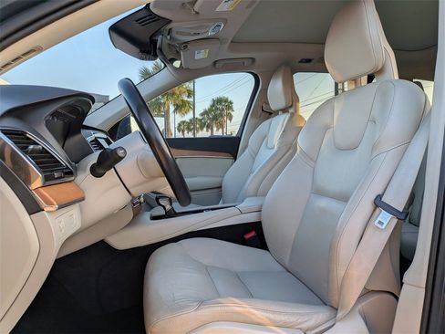 Used 2022 Volvo XC90 T6 Momentum w/ Advanced Package image 11