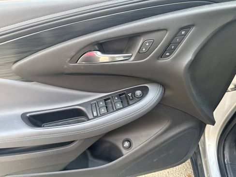 Used 2019 Buick Envision Essence FWD image 17