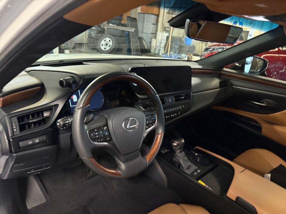 Used 2025 Lexus ES 300h w/ Technology Package FWD image 34
