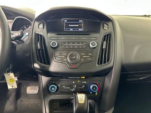 Used 2015 Ford Focus SE w/ SE Sport Package image 21