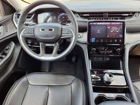 Used 2023 Jeep Grand Cherokee Limited AWD/4WD image 6