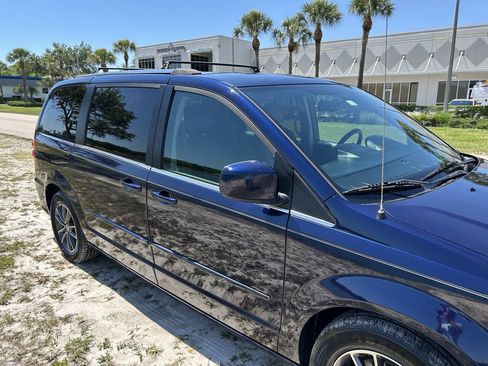 Used 2017 Dodge Grand Caravan SXT FWD image 12