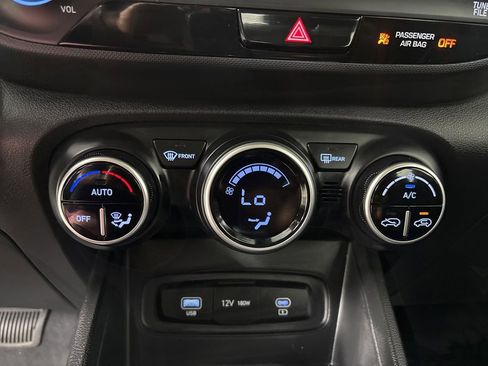 Used 2025 Hyundai Venue SEL FWD image 18