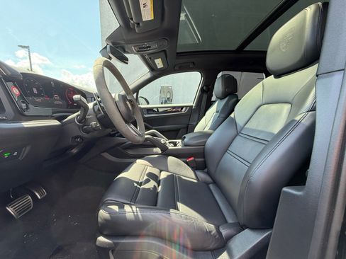 Certified 2025 Porsche Cayenne S AWD/4WD image 5