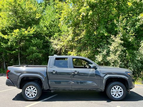 Used 2025 Toyota Tacoma SR5 AWD/4WD image 6