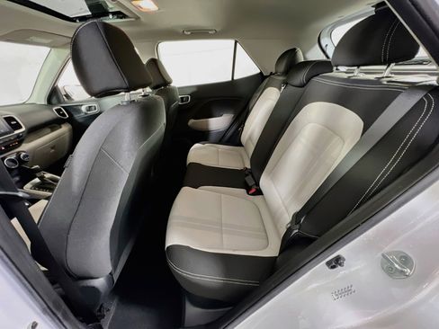 Used 2023 Hyundai Venue SEL FWD image 23