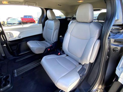 Used 2025 Toyota Sienna XLE image 19