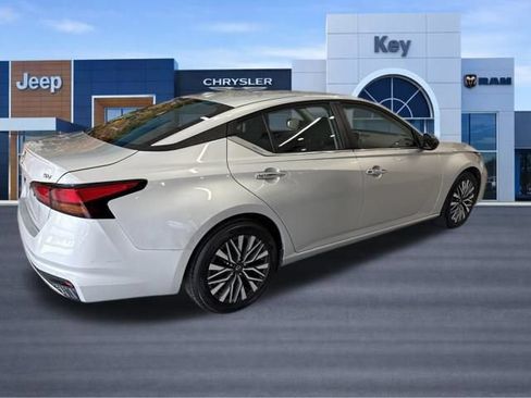 Used 2024 Nissan Altima 2.5 SV FWD image 8