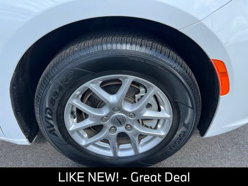 Used 2024 Chrysler Pacifica Touring-L FWD image 10
