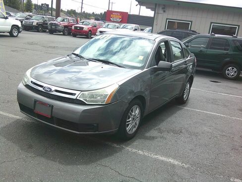 Used 2011 Ford Focus SE image 2