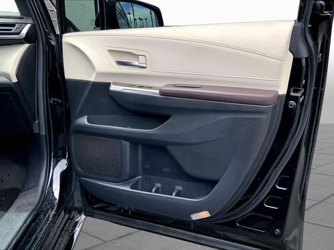 Certified 2024 Toyota Sienna Platinum FWD image 22