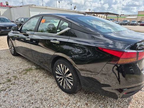Used 2025 Nissan Altima 2.5 SV FWD image 2