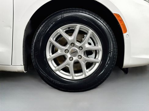 Used 2022 Chrysler Pacifica Touring-L w/ Uconnect Theater Family Group FWD image 47