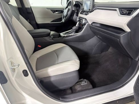 Used 2020 Toyota RAV4 XLE Premium FWD image 14