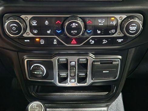 Used 2020 Jeep Wrangler Unlimited Sahara image 37