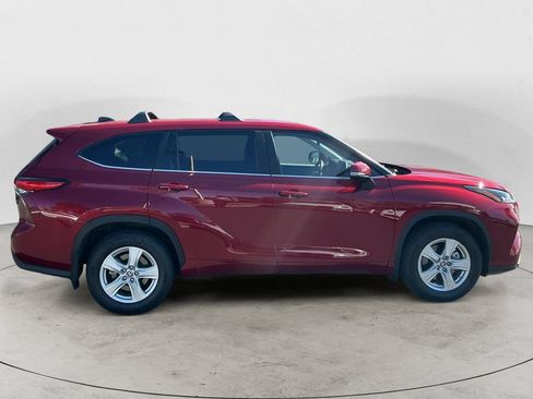 Used 2023 Toyota Highlander LE AWD/4WD image 8